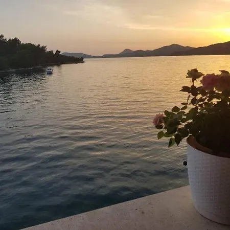 Melany - Studio With Shared Terrace And Sea View Apartman