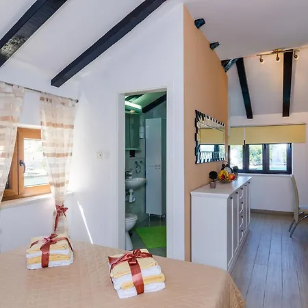 Melany - Studio With Shared Terrace And Sea View *