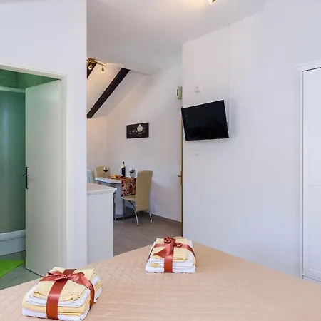 Melany - Studio With Shared Terrace And Sea View *