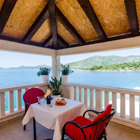 Melany - Studio With Shared Terrace And Sea View Apartman